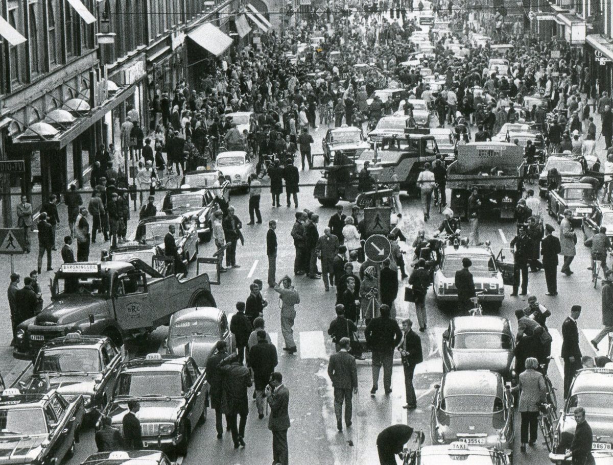 Svartvitt foto av Kungsgatan i Stockholm troligen på Dagen H 1967. Gatan är full av människor och bilar.
